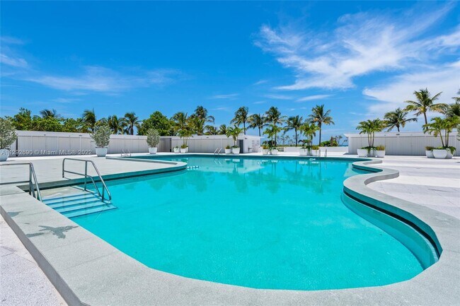 Foto del edificio - 5255 Collins Ave
