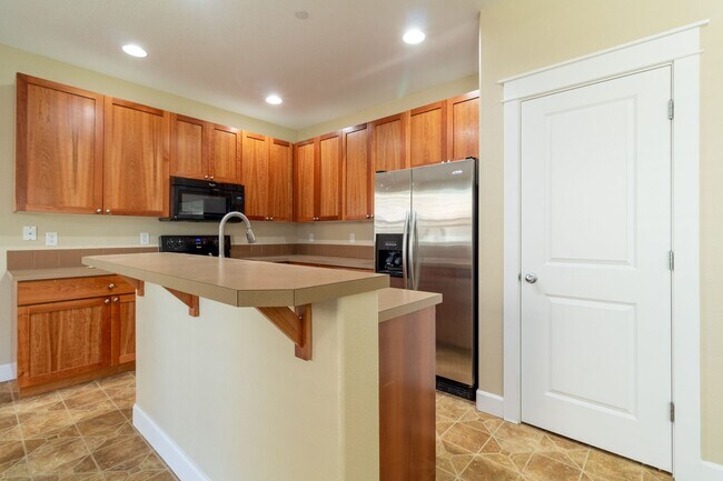 Building Photo - Beautiful 4 Bed 2.5 Townhome with 2 Car Ga...