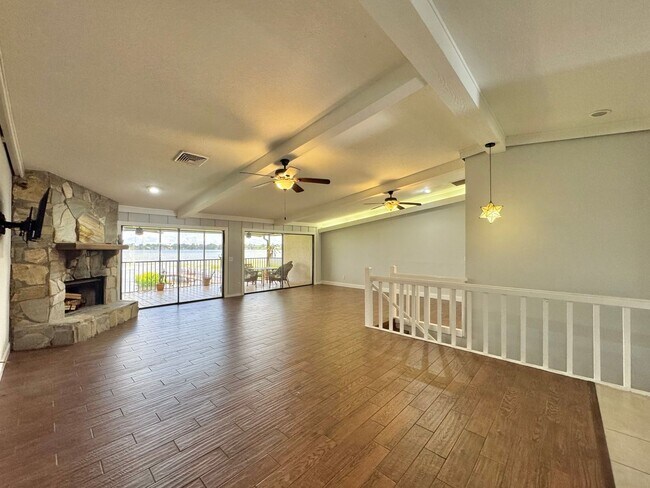 Foto del edificio - Lake Hartridge Condo - Two Levels with Water Views