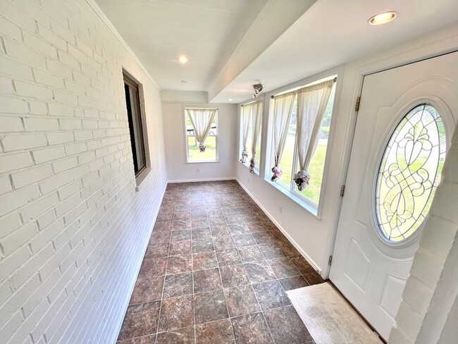 Building Photo - Maderia Ranch with Finished Basement!