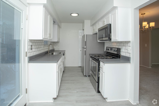 3BR, 2.5BA - 1,400 SF - Buckingham Square Apts and TH