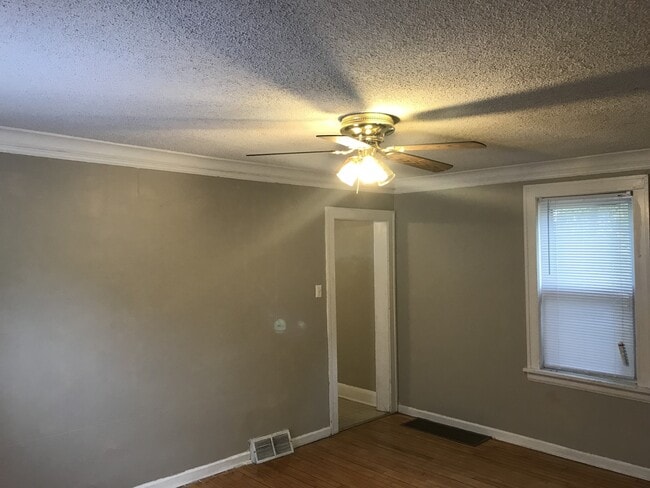 Building Photo - AVAILABLE JUNE 1ST - 2 Bed 1 Bath Home in Craft District!