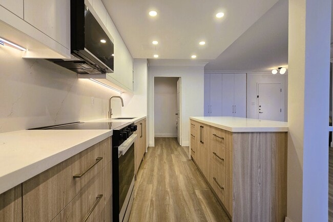 Building Photo - 3000 Bathurst St