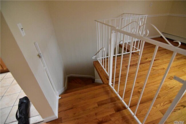 Foto del edificio - 1261 Putnam Ave