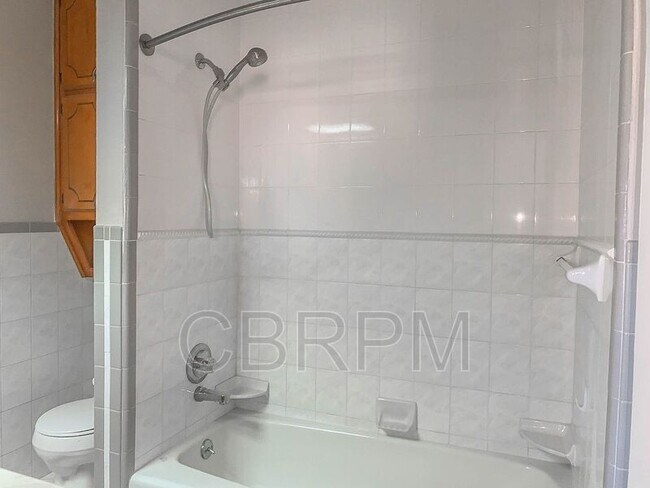 Foto del edificio - 8207 Hartford Ave