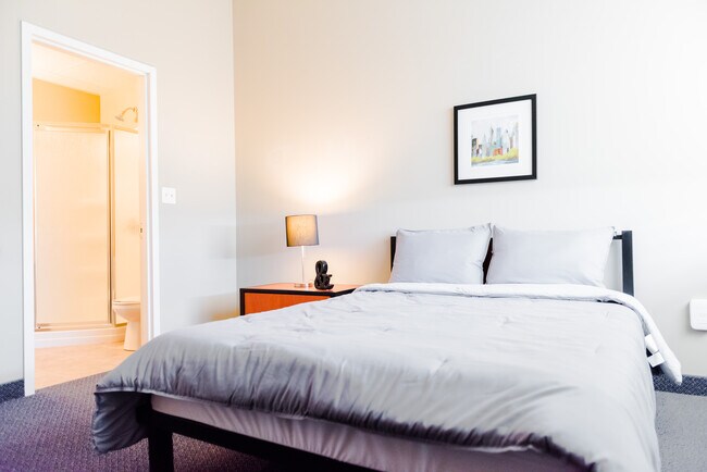 Photo du bâtiment - 185 King St N