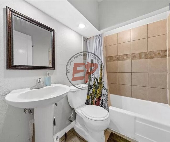 Foto del edificio - 213 N Oak Dr