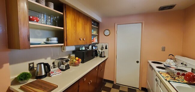 Kitchen. - 2315 W Smith Ave