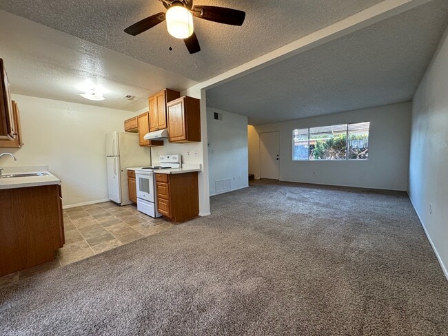 Foto del edificio - 1039 W Lincoln Ave