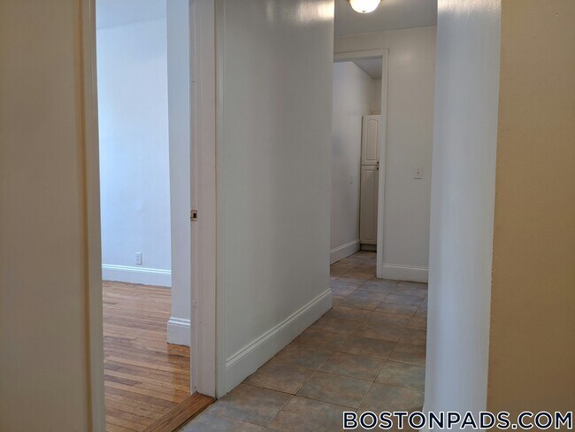 Building Photo - 151 Park Dr