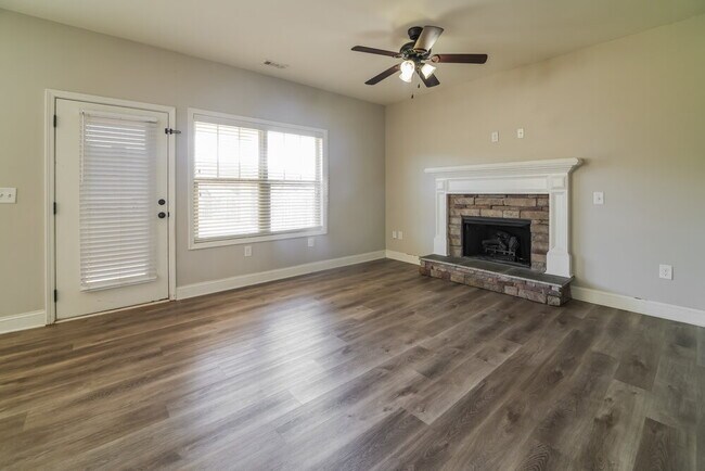 Foto del edificio - 235 Summer Gate Ln