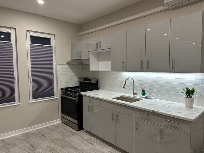 Foto del edificio - 7114 68th Pl