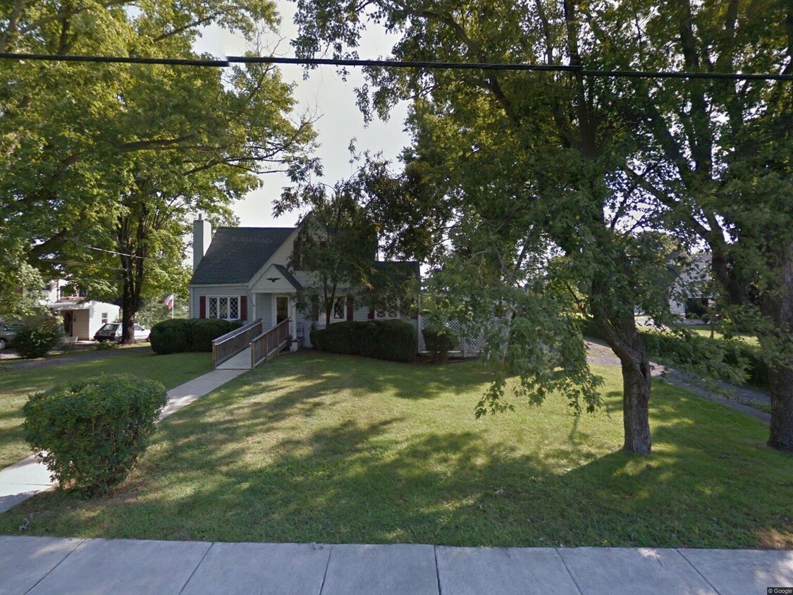 Foto principal - Nice 3 BR, 2 Ba home in town with hardwood...