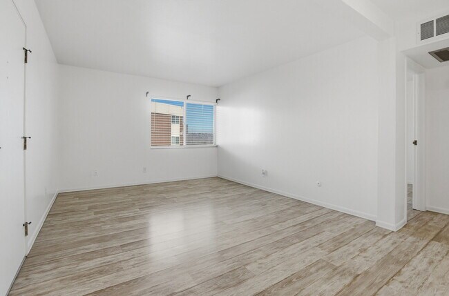 Foto del edificio - $1,295.95- 1 Bed, 1 Bath Condo in Denver with In Unit Washer/Dryer and Central AC!