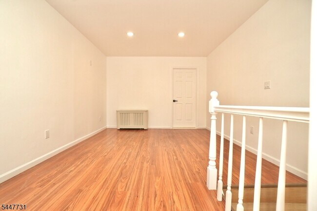 Foto del edificio - 210 Sandford Ave
