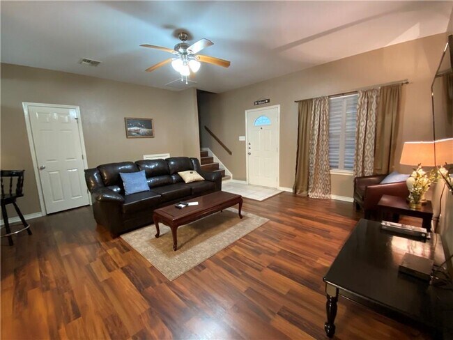 Foto del edificio - 716 W Bayview Blvd