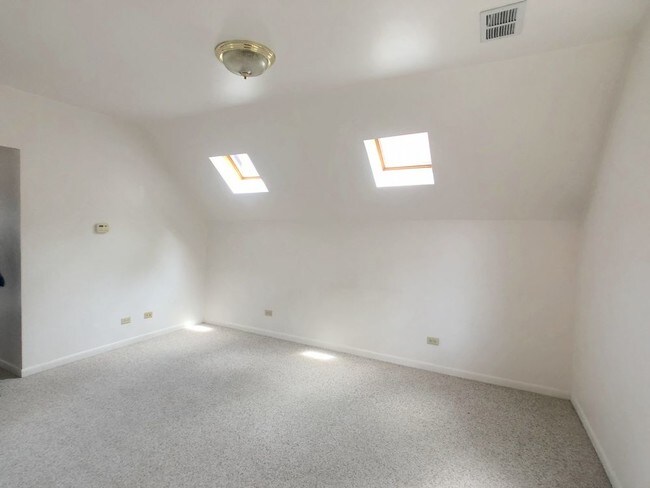 Building Photo - Skylights Back Deck