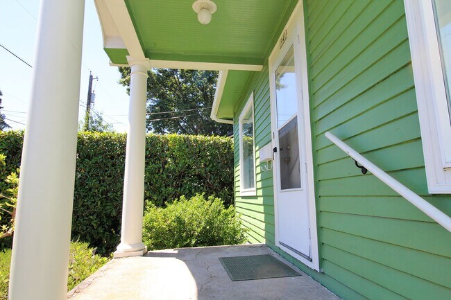 Building Photo - Sweet Sellwood-Moreland 2 Bedroom Bungalow...