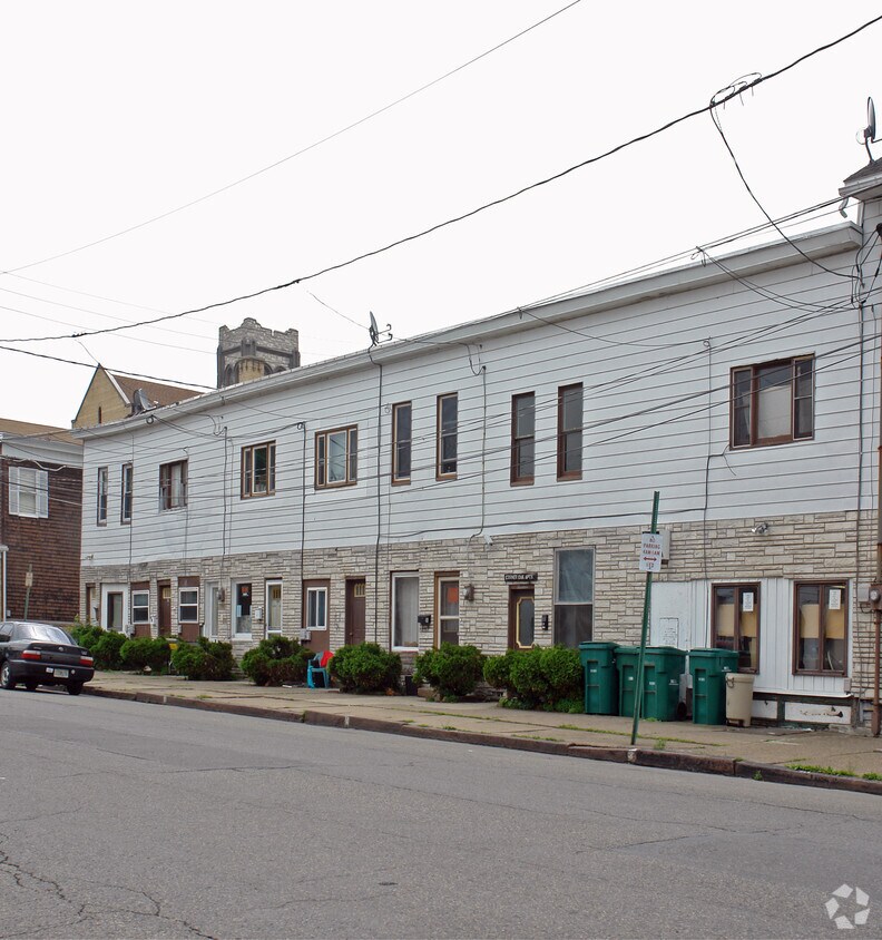 Corner Oaks Apartments Apartments in Mount Carmel, PA