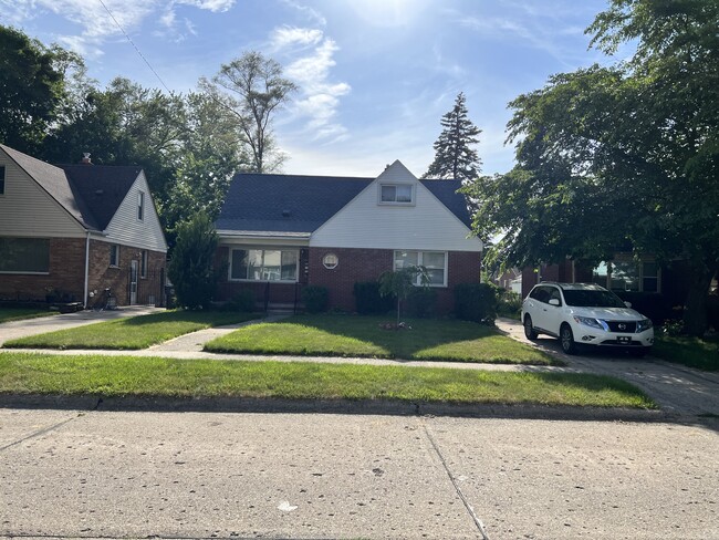 Front - 23501 Geneva St