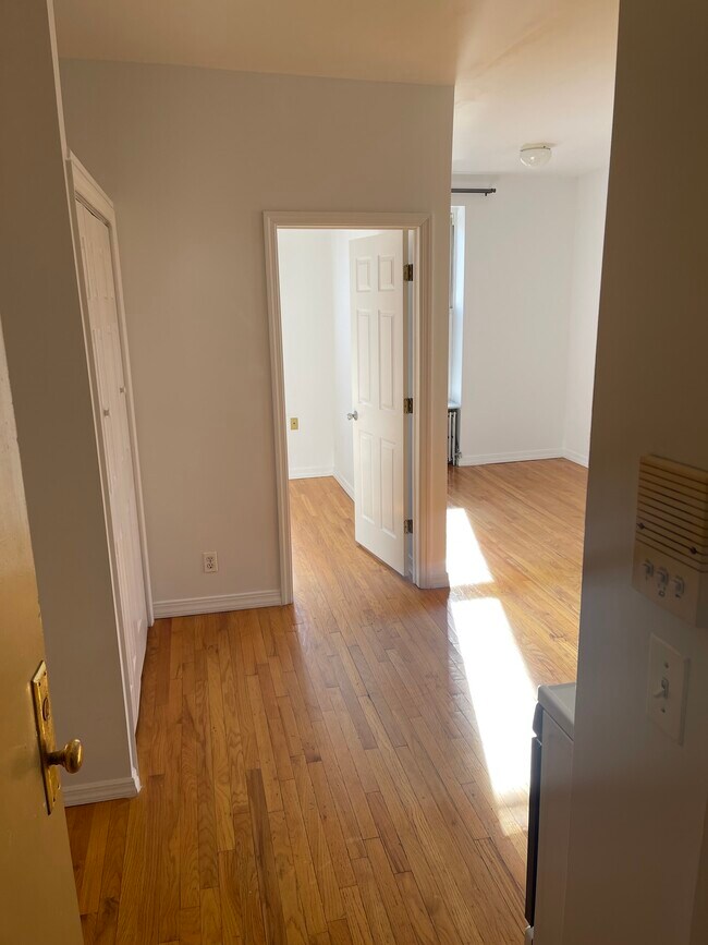 Foto del edificio - 16 Conselyea St