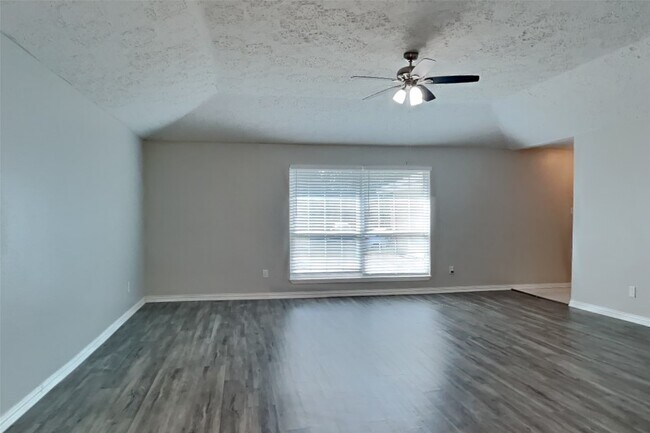 Foto del edificio - 16358 Maplemont Dr