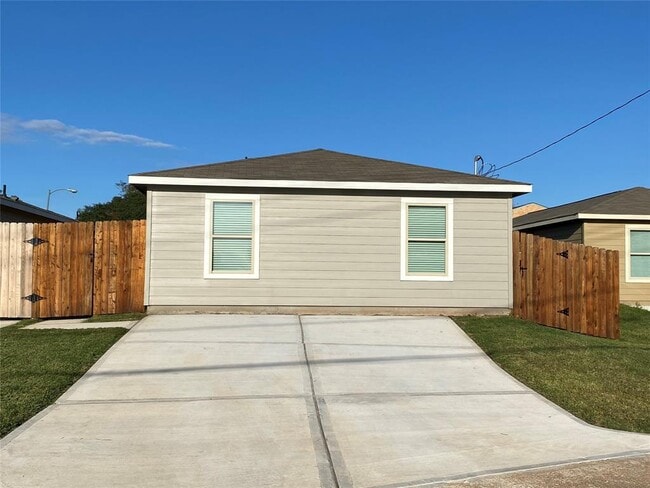 Building Photo - 2853 Golf Crest Dr