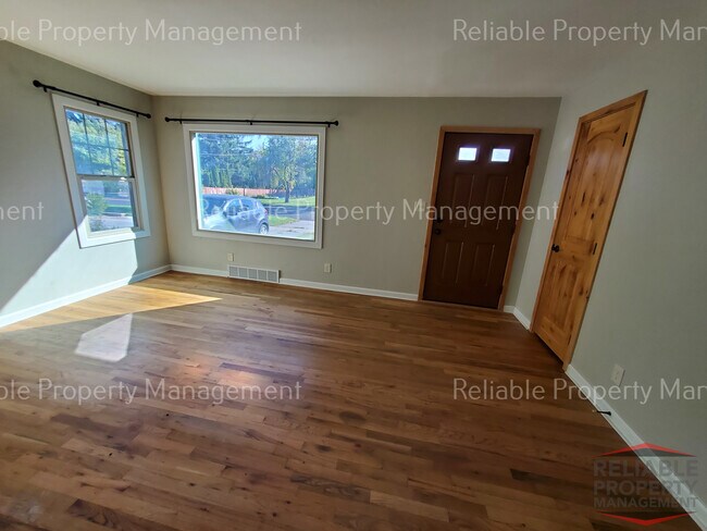 Foto del edificio - 823 Saturn Ave