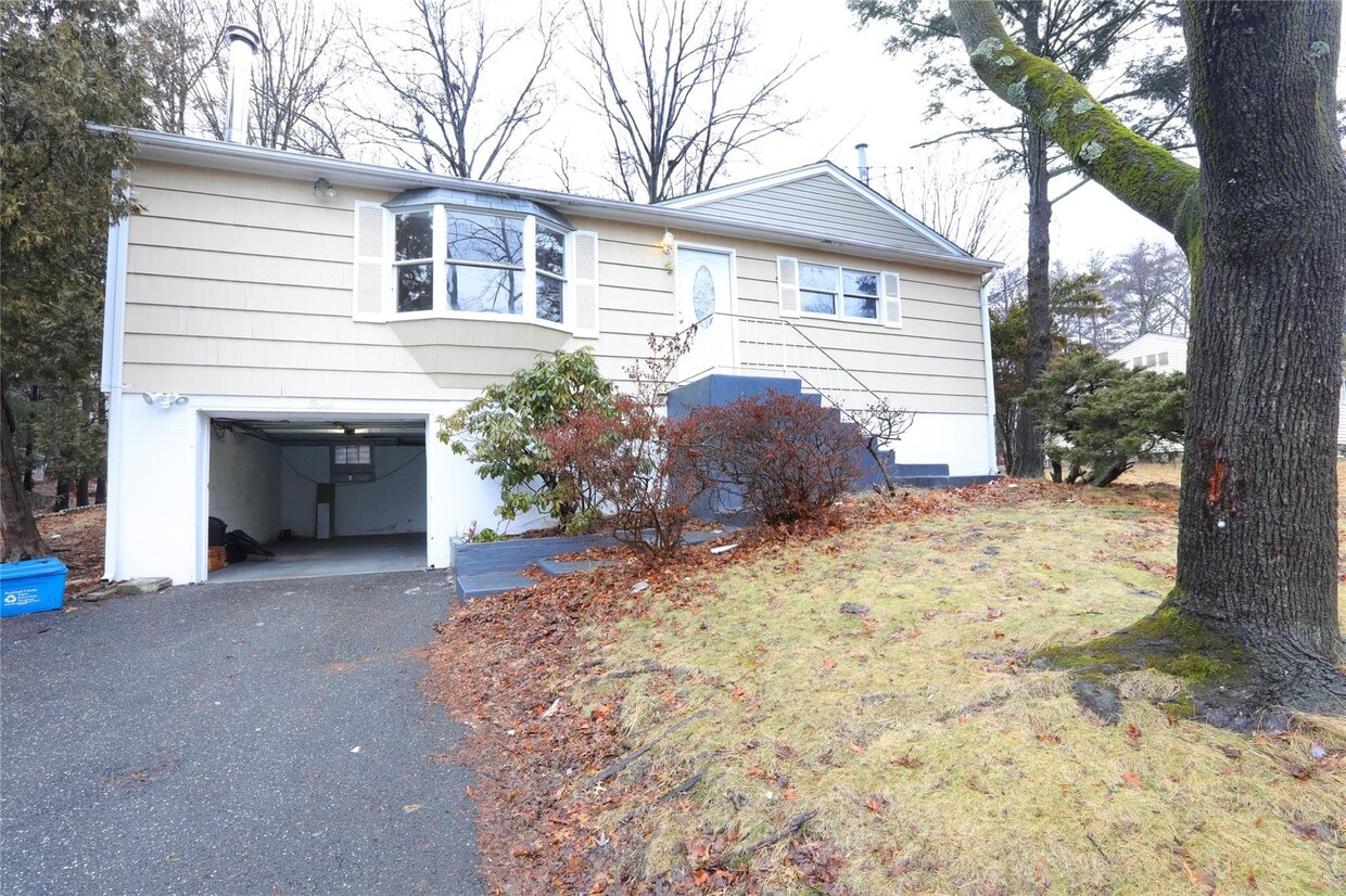 Primary Photo - 11 Olin Dr
