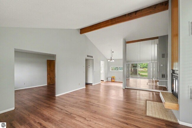 Foto del edificio - 981 Meadowbrook Dr