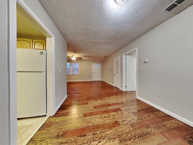 Building Photo - Base rent $1,321.00 Plus $29.00 RBP Total ...