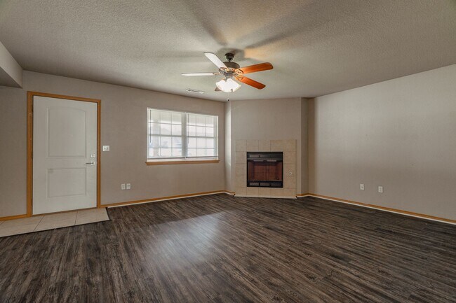 Building Photo - 4 Bedroom 2.5 Bath Townhome near Centennial Park!
