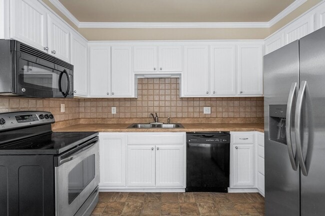 Building Photo - Charming Cottage in sought after Old Hicko...