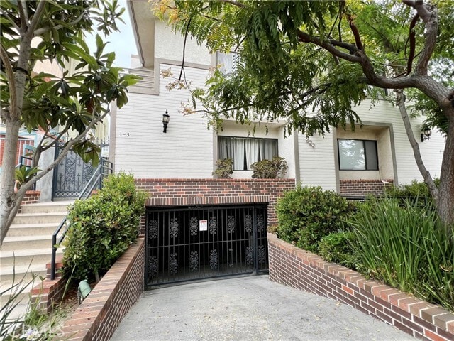 Building Photo - 327 W Stocker St