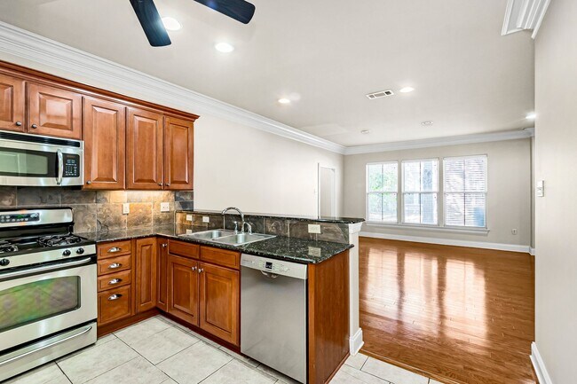 Foto del edificio - 3 Bedroom Condo in a Gated Community