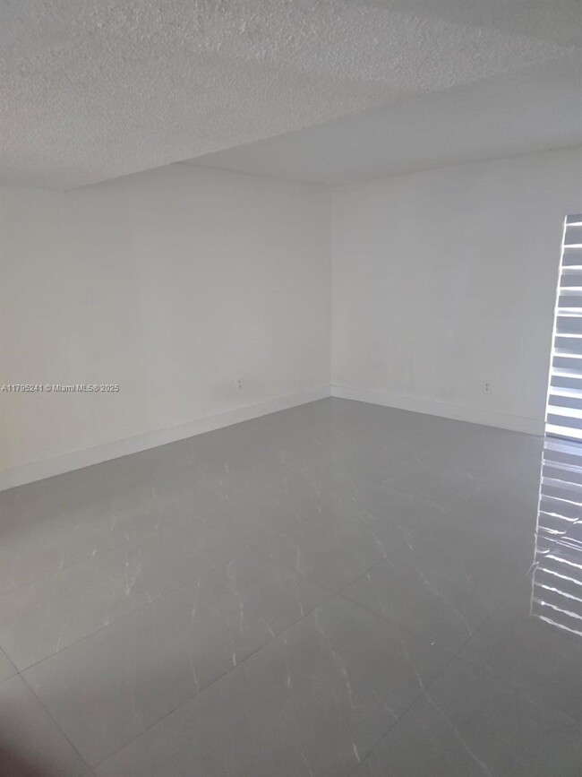 Foto del edificio - 9373 Fontainebleau Blvd