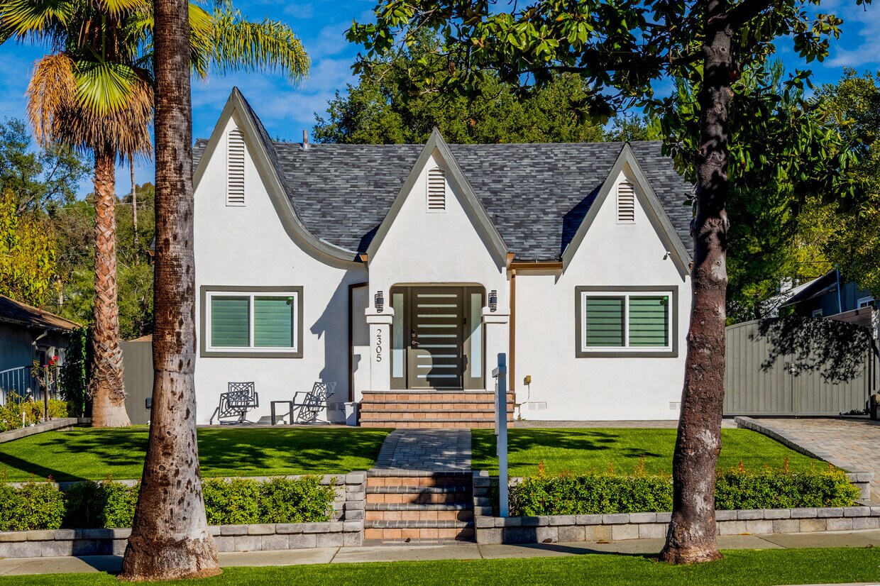 Primary Photo - 2305 E Glenoaks Blvd