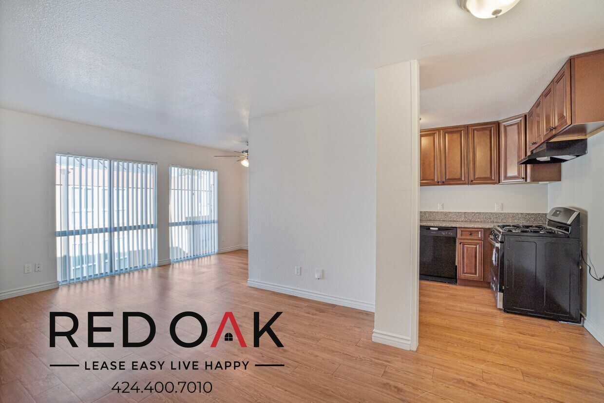 Foto principal - 17830 Sherman Way