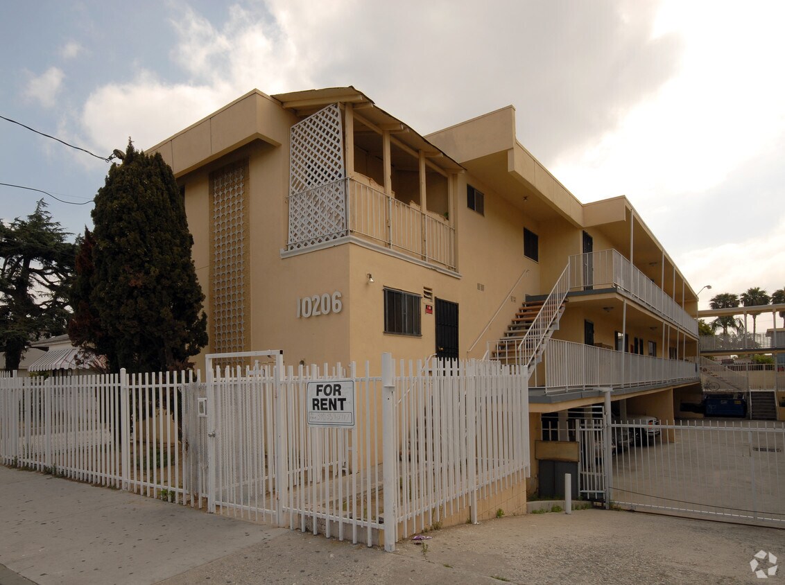10206 - Inglewood, ¡alejado 10208 S - 10206-10208 S Inglewood Ave