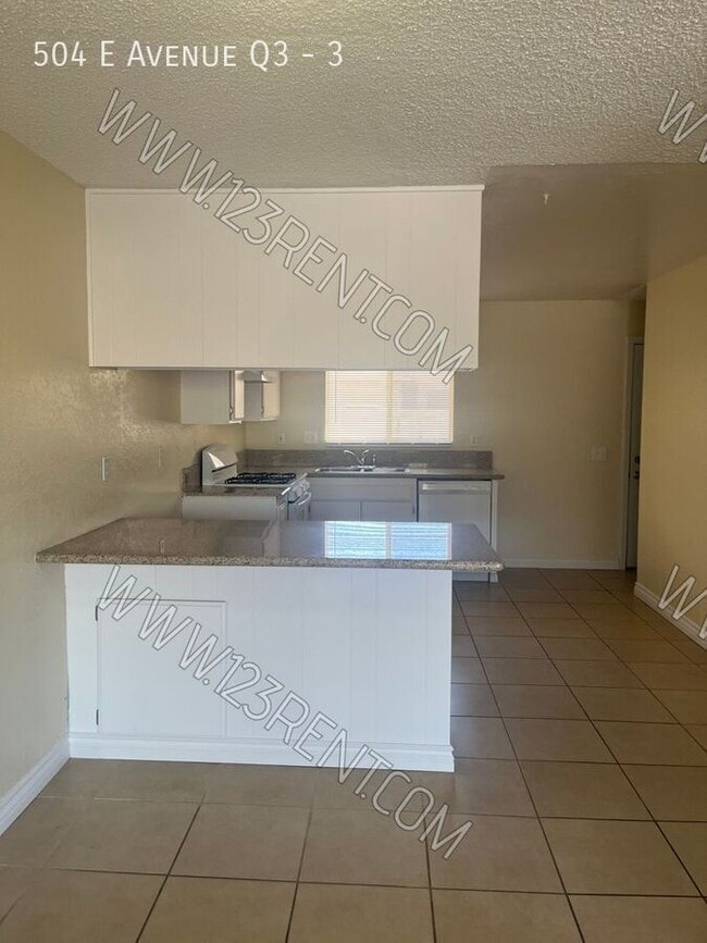 Foto del edificio - 504 E Ave Q3