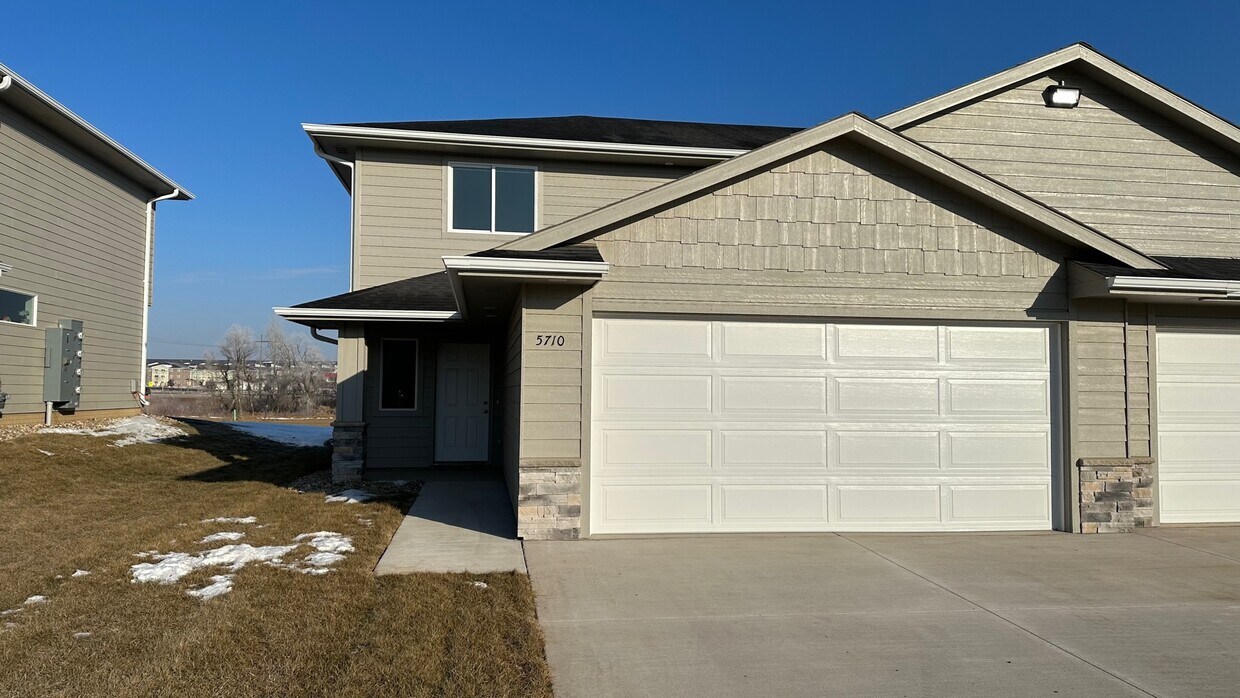 5710 E Hitching Pl, Sioux Falls, SD 57110 Townhome Rentals in Sioux