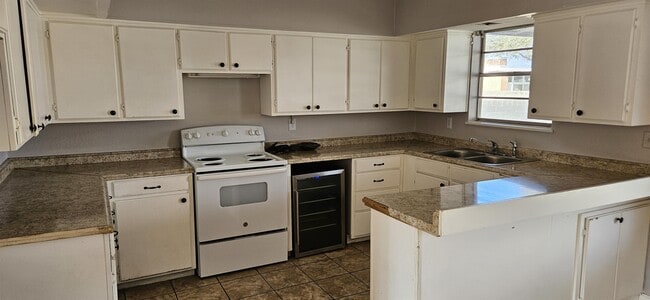 Building Photo - 304 Kessler Ave