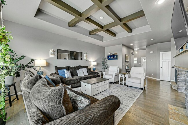 Building Photo - Beautifully finished spacious home w/ all ...