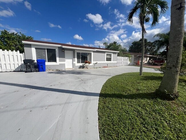 Foto del edificio - 1730 SW 64th Terrace