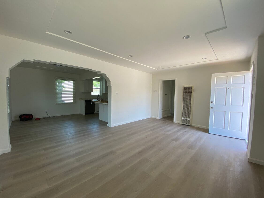 Primary Photo - 1703 W Alameda Ave