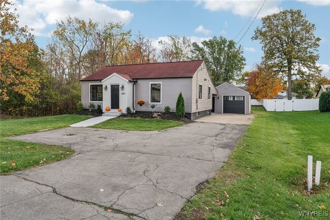 Building Photo - 1665 Maple Rd