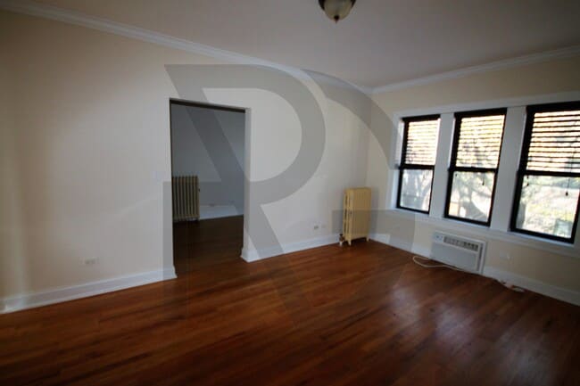 Building Photo - 748 W Addison St