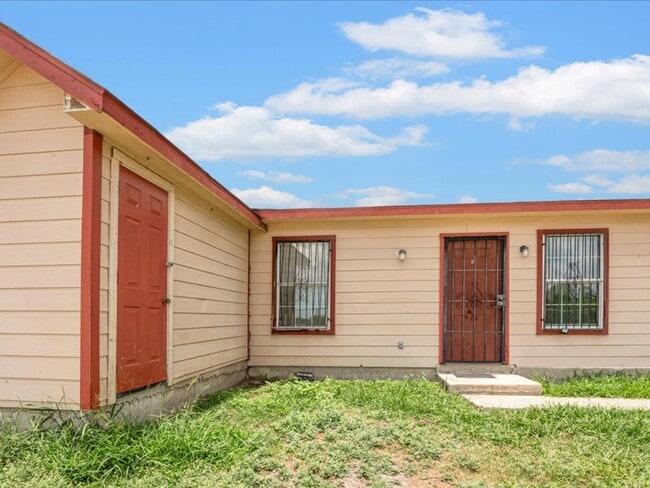 Foto del edificio - 5846 Elm Valley Dr