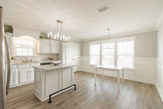 Foto del edificio - Beautiful 3-Bedroom Home with Modern Finishes and Outdoor Living in Nelson Hill NEAR the pond