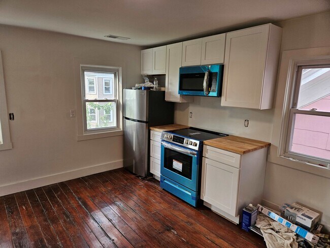 Building Photo - 323 Williams St